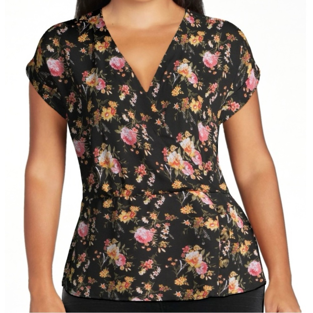 LIKE NEW No Boundaries Floral Faux Wrap Short Sleeve Blouse Sz M Office Work Top